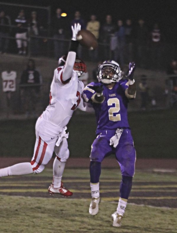 Reggie Davis hauls in a touchdown pass as time expired in the first half.