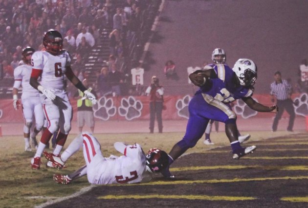 Trey Perryman scores to put Lemoore up 21-7 in the third quarter.